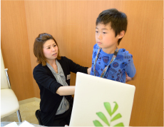 「複式呼吸してみて~。スゴいなぁ。お口も閉じてるし、姿勢も良くなっているよ。」